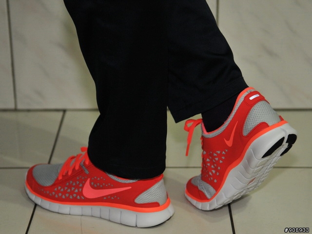 哎呀!! 回到家踢到箱子了~NIKE Free Run +