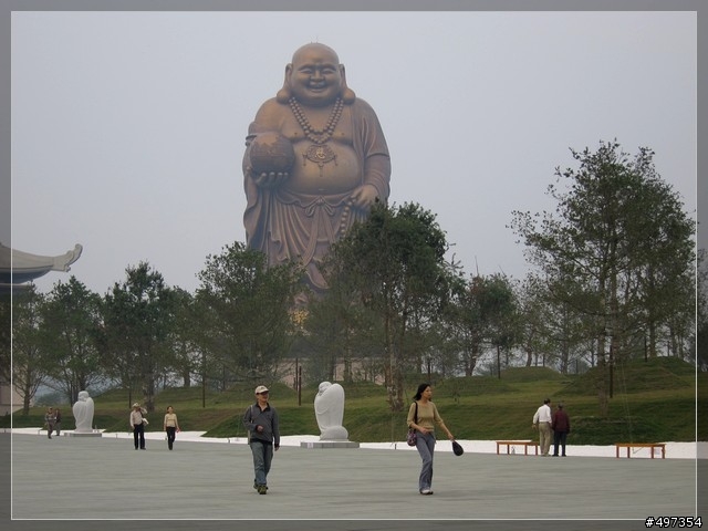 龍獅雙潭鐵馬長奔,彌勒大道立地有佛。