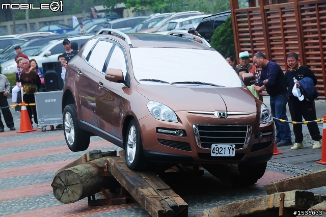 亞洲車神陳和皇2011年3月19日Luxgen車埕車聚神技演出,以181張連續照片串成影片播出。