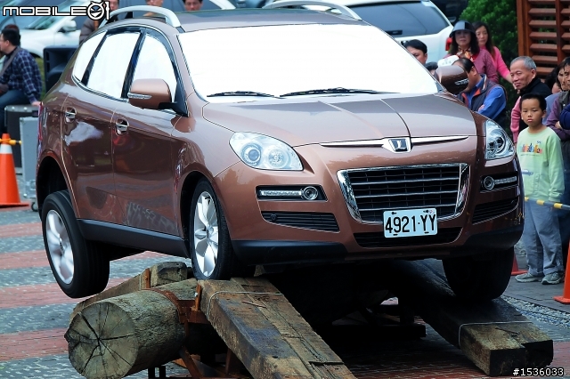 亞洲車神陳和皇2011年3月19日Luxgen車埕車聚神技演出,以181張連續照片串成影片播出。
