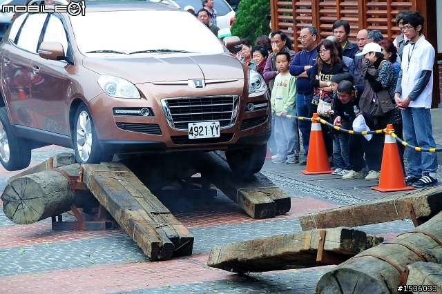 亞洲車神陳和皇2011年3月19日Luxgen車埕車聚神技演出,以181張連續照片串成影片播出。
