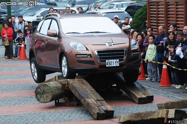 亞洲車神陳和皇2011年3月19日Luxgen車埕車聚神技演出,以181張連續照片串成影片播出。