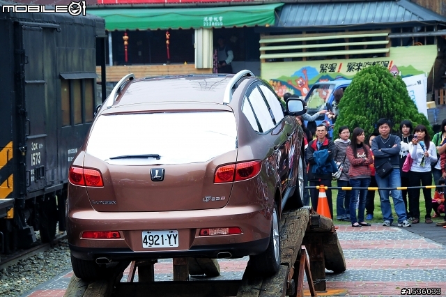 亞洲車神陳和皇2011年3月19日Luxgen車埕車聚神技演出,以181張連續照片串成影片播出。