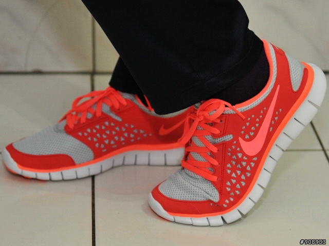 哎呀!! 回到家踢到箱子了~NIKE Free Run +