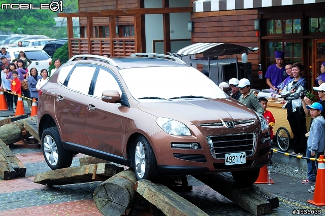 亞洲車神陳和皇2011年3月19日Luxgen車埕車聚神技演出,以181張連續照片串成影片播出。