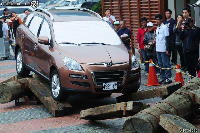 亞洲車神陳和皇2011年3月19日Luxgen車埕車聚神技演出,以181張連續照片串成影片播出。