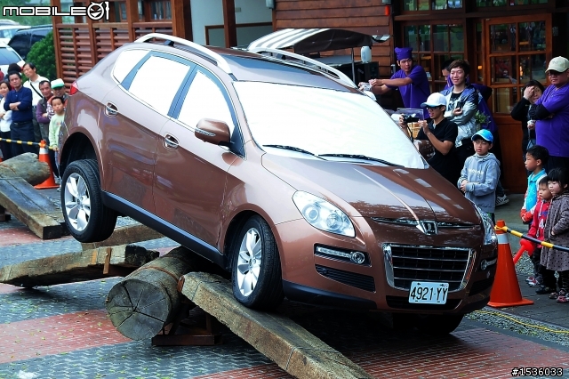 亞洲車神陳和皇2011年3月19日Luxgen車埕車聚神技演出,以181張連續照片串成影片播出。