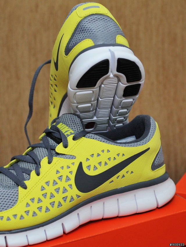 哎呀!! 回到家踢到箱子了~NIKE Free Run +
