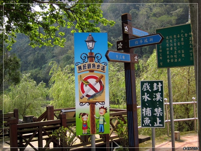 龍獅雙潭鐵馬長奔,彌勒大道立地有佛。