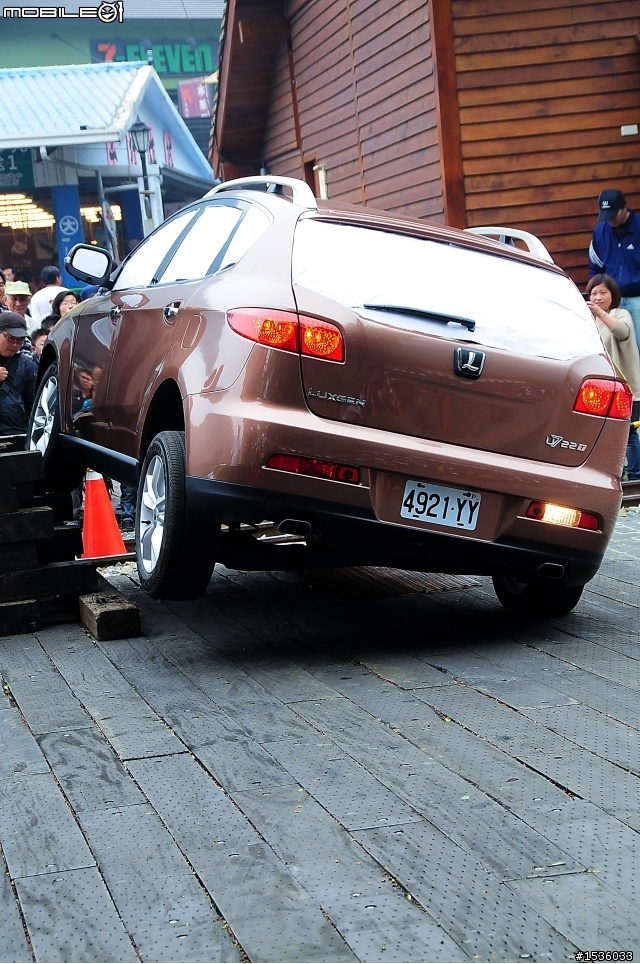 亞洲車神陳和皇2011年3月19日Luxgen車埕車聚神技演出,以181張連續照片串成影片播出。