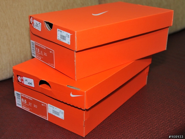 哎呀!! 回到家踢到箱子了~NIKE Free Run +