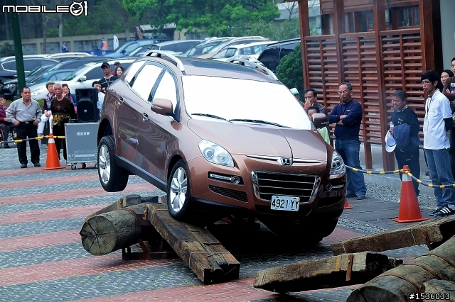 亞洲車神陳和皇2011年3月19日Luxgen車埕車聚神技演出,以181張連續照片串成影片播出。