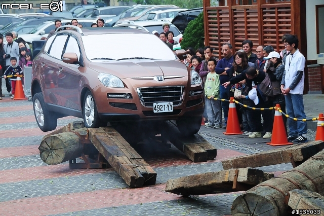 亞洲車神陳和皇2011年3月19日Luxgen車埕車聚神技演出,以181張連續照片串成影片播出。