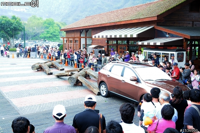 亞洲車神陳和皇2011年3月19日Luxgen車埕車聚神技演出,以181張連續照片串成影片播出。