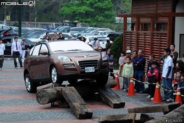 亞洲車神陳和皇2011年3月19日Luxgen車埕車聚神技演出,以181張連續照片串成影片播出。