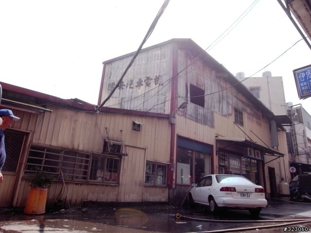 桃園大溪鎮仁武里介壽路旁的大型違建發生了大火…