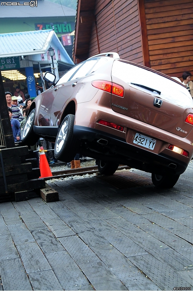 亞洲車神陳和皇2011年3月19日Luxgen車埕車聚神技演出,以181張連續照片串成影片播出。