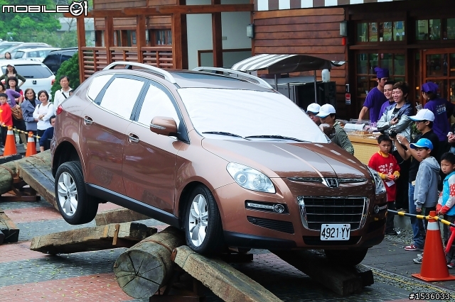 亞洲車神陳和皇2011年3月19日Luxgen車埕車聚神技演出,以181張連續照片串成影片播出。
