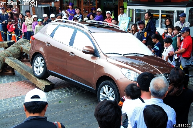亞洲車神陳和皇2011年3月19日Luxgen車埕車聚神技演出,以181張連續照片串成影片播出。