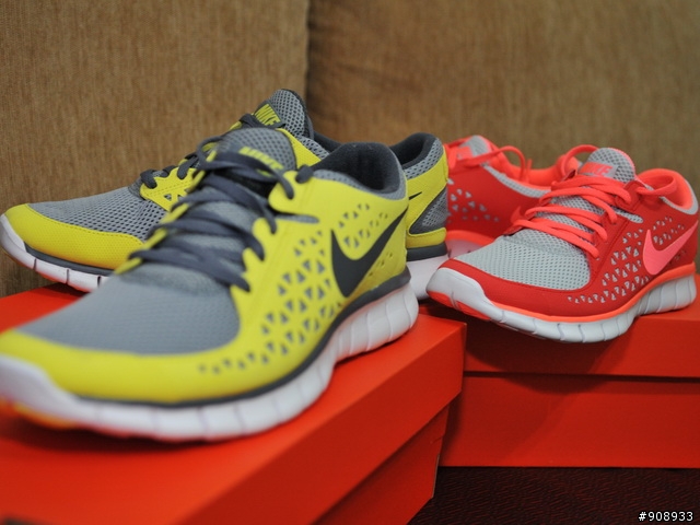 哎呀!! 回到家踢到箱子了~NIKE Free Run +