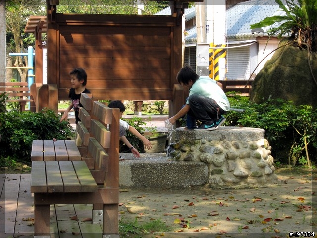 龍獅雙潭鐵馬長奔,彌勒大道立地有佛。