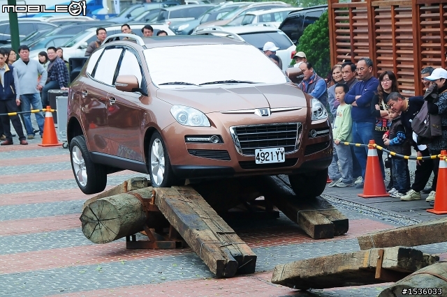 亞洲車神陳和皇2011年3月19日Luxgen車埕車聚神技演出,以181張連續照片串成影片播出。