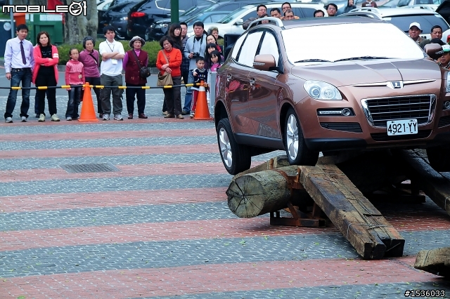 亞洲車神陳和皇2011年3月19日Luxgen車埕車聚神技演出,以181張連續照片串成影片播出。