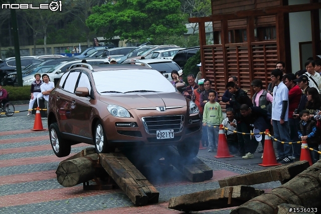 亞洲車神陳和皇2011年3月19日Luxgen車埕車聚神技演出,以181張連續照片串成影片播出。