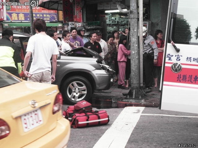 【現場直擊】我家樓下的車禍(NISSAN X-TRAIL vs 女機車騎士)