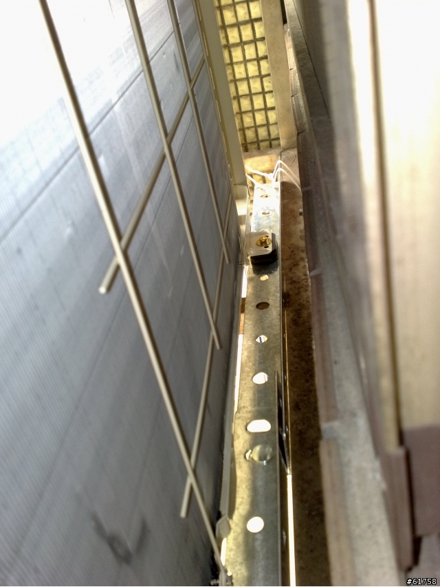 (0425原安裝店家來免費加裝固定架)日立安裝師傅說分離式冷氣就是這樣直接放在鐵窗上未固定就OK了???