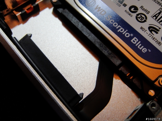 MacBook Pro 13"更換Intel SSD 320 Series之萬能螺絲起子