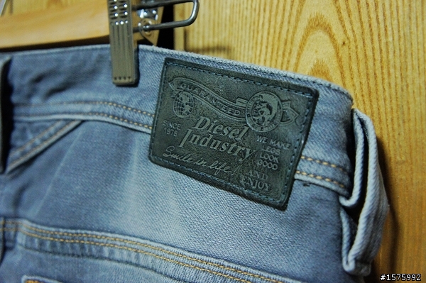 第一次進油坑就跌倒Diesel Thanaz 8S2 Slim Fit Jean