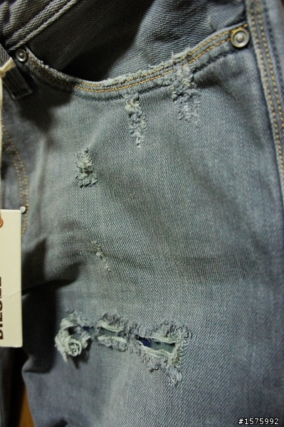 第一次進油坑就跌倒Diesel Thanaz 8S2 Slim Fit Jean
