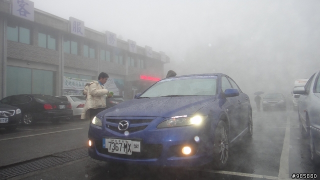 可否請網友協助辨識車牌及解析畫面?對方撞了我的車跑掉.....警察卻說找不到人