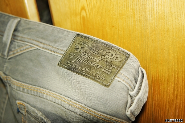 第一次進油坑就跌倒Diesel Thanaz 8S2 Slim Fit Jean