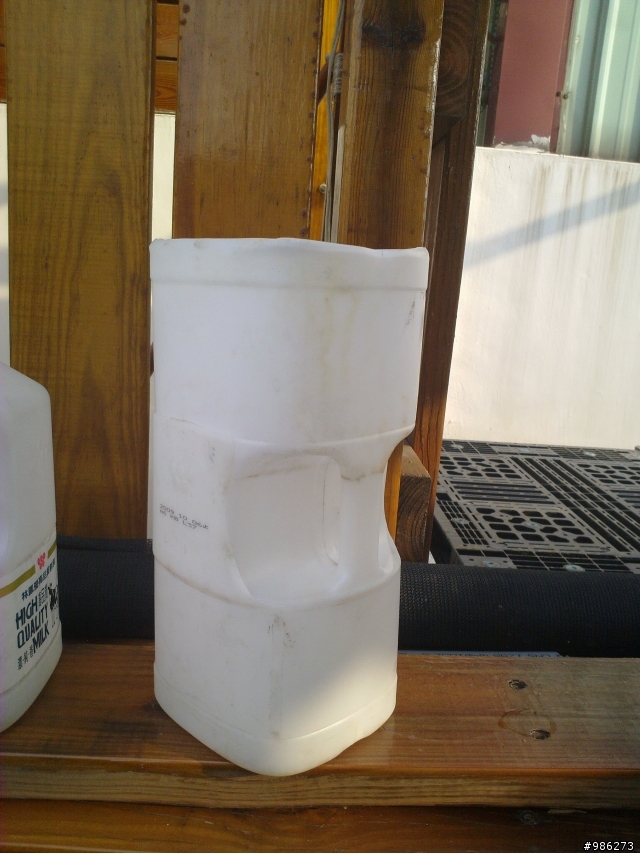 (DIY)牛奶瓶變身花盆兼集水容器