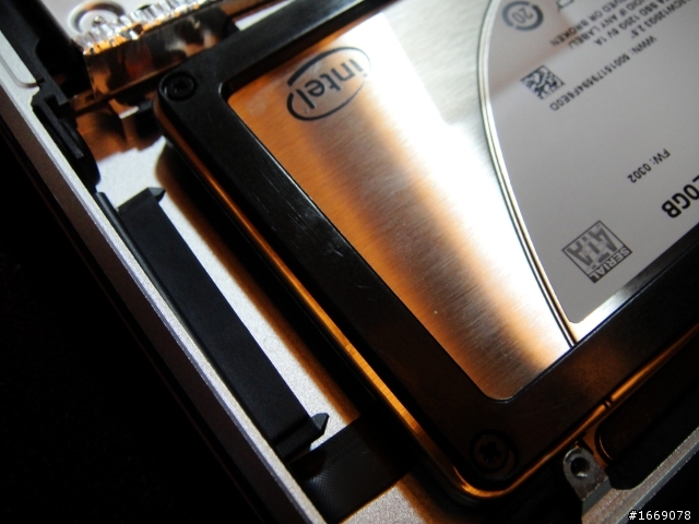 MacBook Pro 13"更換Intel SSD 320 Series之萬能螺絲起子