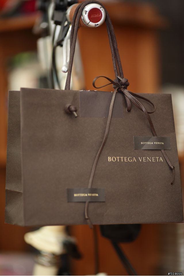 點綴夏日的清涼--Bottega Veneta Titanium Intrecciato Ayers Bracelet