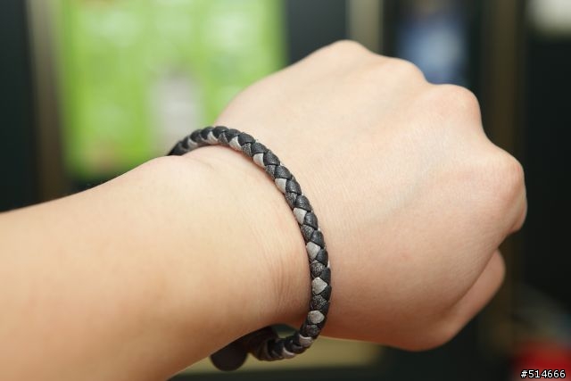 點綴夏日的清涼--Bottega Veneta Titanium Intrecciato Ayers Bracelet