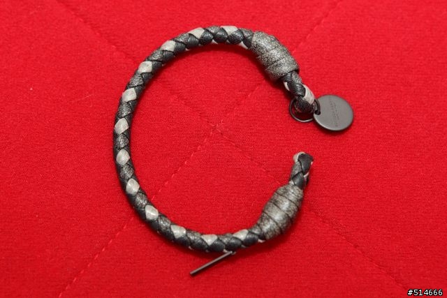 點綴夏日的清涼--Bottega Veneta Titanium Intrecciato Ayers Bracelet