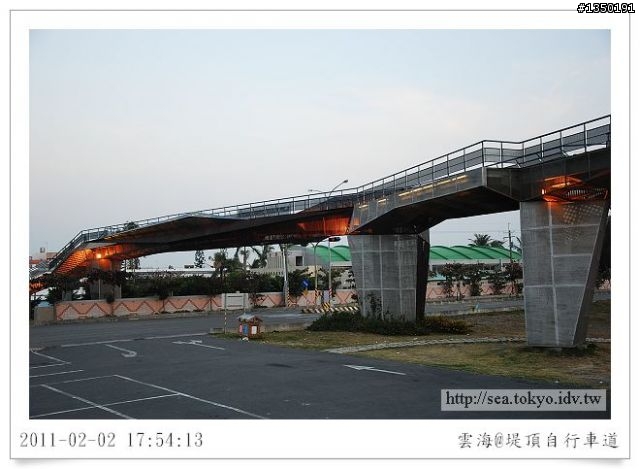 沙灘上的回憶-黃金海岸堤頂自行車道