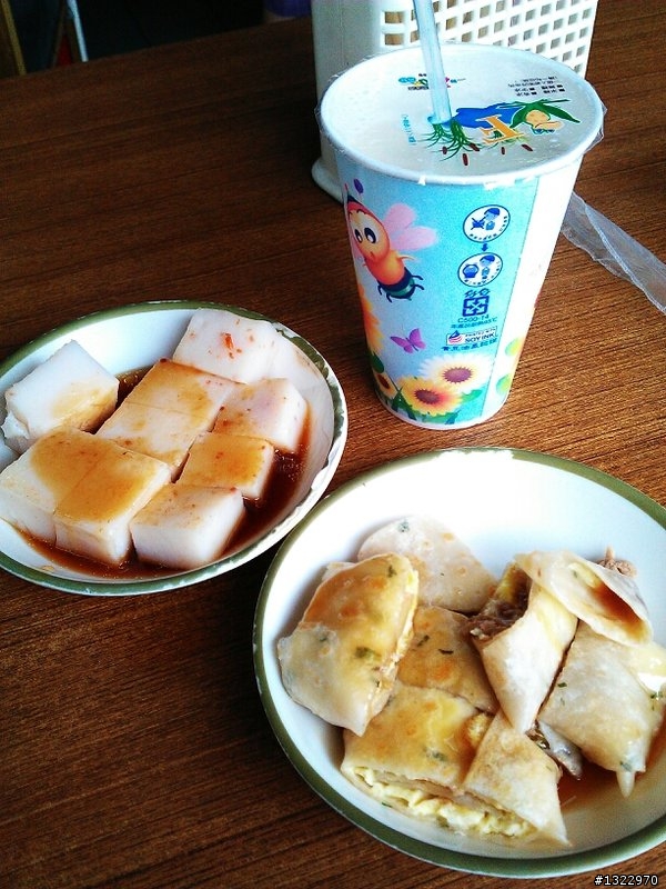 麥當勞新產品:未組裝的豬肉滿福堡加蛋.裝在鬆餅盒子裡面多20元?! (5/20更新,蘋果報了..還有我今天的早餐..)