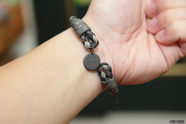 點綴夏日的清涼--Bottega Veneta Titanium Intrecciato Ayers Bracelet