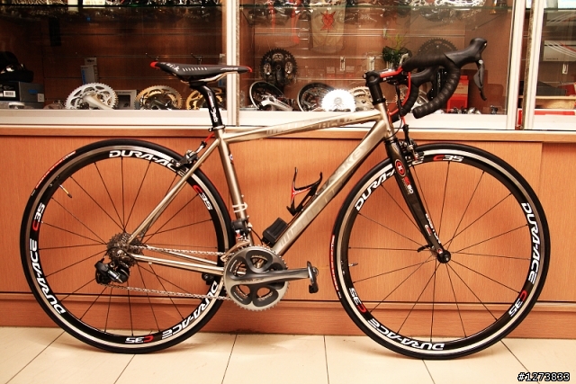 老闆說他的"鈦"低調~可是我怎看都不覺得.....Lynskey HELIX 幫PO