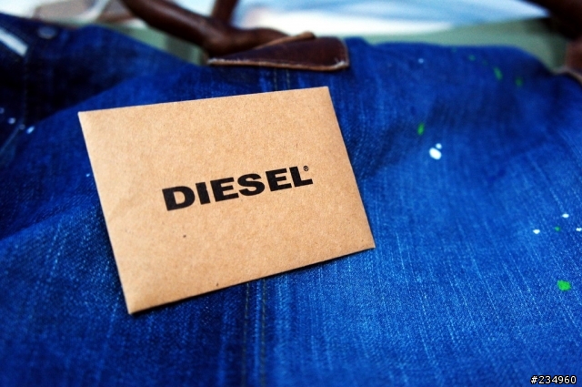 【分享】夏天也要牛一下.Diesel牛仔布包 (圖多慎入)