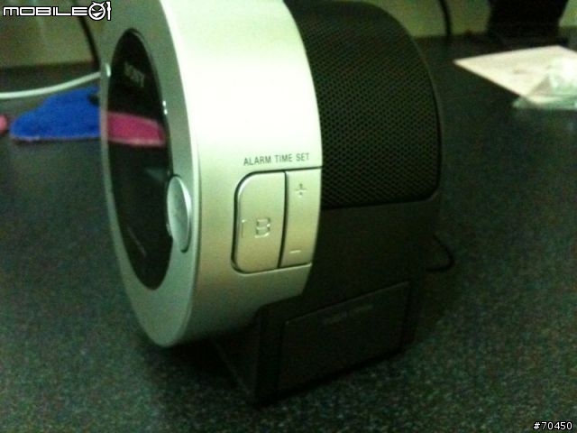 iPhone的新家-Sony Dream Machine系列ICF-C7iP開箱~~