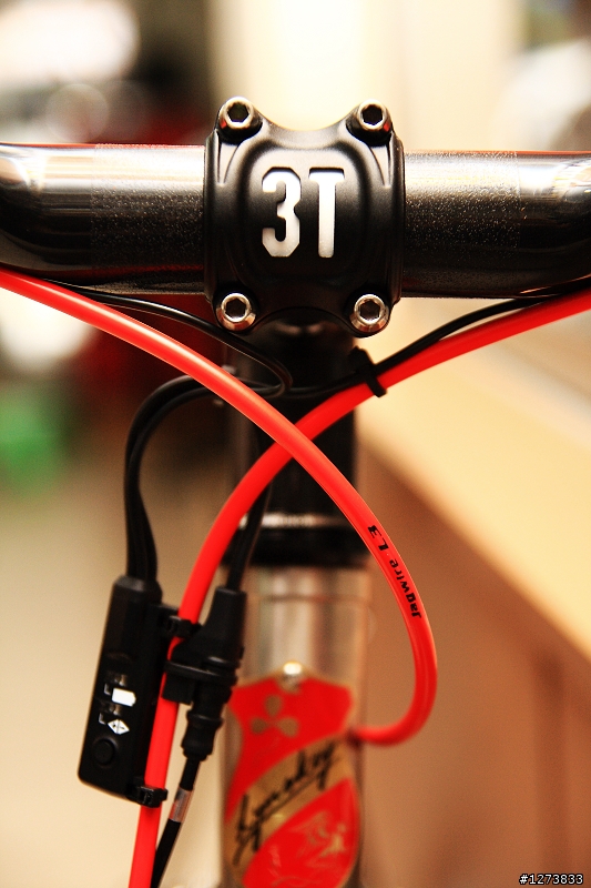 老闆說他的"鈦"低調~可是我怎看都不覺得.....Lynskey HELIX 幫PO