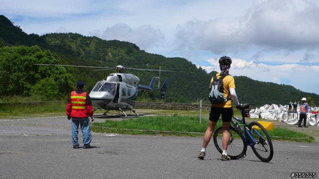 我們騎單車,我們遇見玉山。