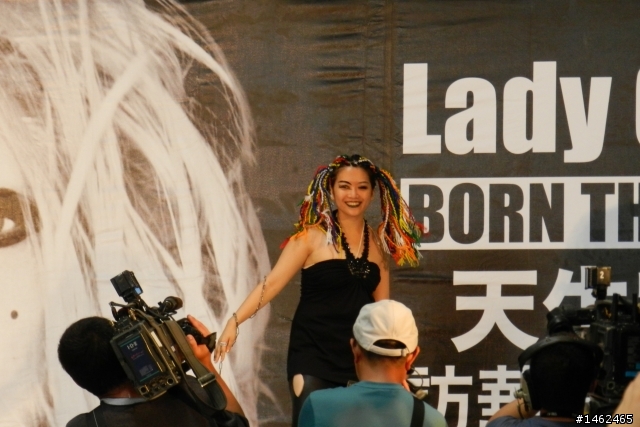 女神卡卡-- 危險刺激冒險的搶票之旅