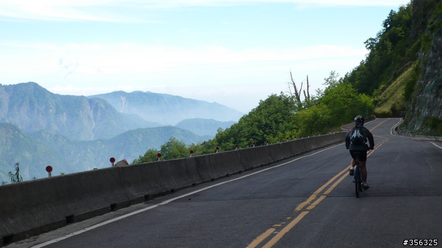 我們騎單車,我們遇見玉山。